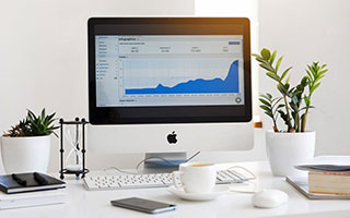 开云官网-本周末引擎轰鸣，上海各处F1浓度超标，乐扣豫园偶遇老法师，指导A姐现场摆pose