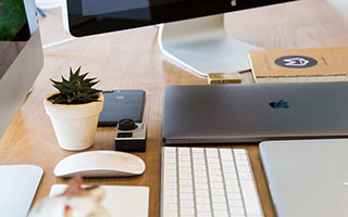 开云官网-本周末引擎轰鸣，上海各处F1浓度超标，乐扣豫园偶遇老法师，指导A姐现场摆pose