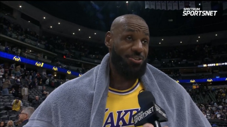 开云网页版-詹姆斯：我有太多失误首节就3次 这不像我的风格&amp;下半场我改进了