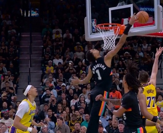 怎么也逃不了！东契奇突破慢三步上篮 依然被文班结实钉板大帽！